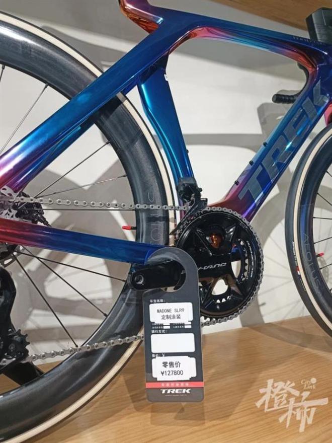 自行车被碰倒，